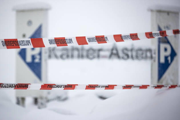 08.01.2021 , WINTERBERG , SAUERLAND , Winter , Schnee , Winterberg bereitet sich auf den nächsten Ansturm der Menschen am Wochenende vor. Kahler Asten nicht zugänglich , Absperrung der Polizei mit Flatterband.