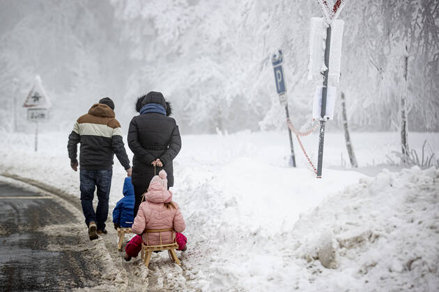 08.01.2021 , WINTERBERG , SAUERLAND , Winter , Schnee , Winterberg bereitet sich auf den nächsten Ansturm der Menschen am Wochenende vor. Ein Touristenpaar aus Köln zieht die beiden Kinder auf Schlitten durch den Schnee.