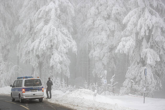 08.01.2021 , WINTERBERG , SAUERLAND , Winter , Schnee , Winterberg bereitet sich auf den nächsten Ansturm der Menschen am Wochenende vor. Polizei kontrolliert Wanderwege und Parkplätze.
