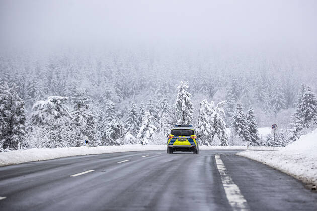 08.01.2021 , WINTERBERG , SAUERLAND , Winter , Schnee , Winterberg bereitet sich auf den nächsten Ansturm der Menschen am Wochenende vor. Polizei kontrolliert Wanderwege und Parkplätze.