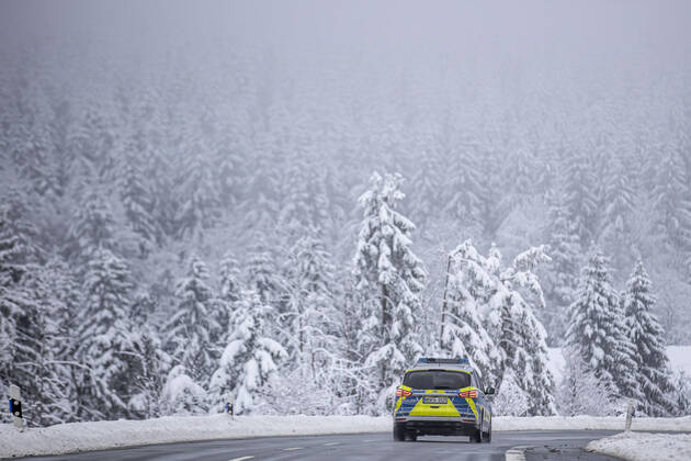 08.01.2021 , WINTERBERG , SAUERLAND , Winter , Schnee , Winterberg bereitet sich auf den nächsten Ansturm der Menschen am Wochenende vor. Polizei kontrolliert Wanderwege und Parkplätze.