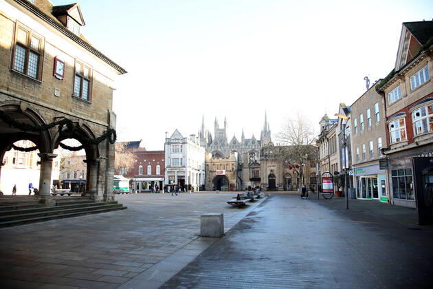 News Bilder des Tages Peterborough Cathedral Square on the first weekend of Lockdown Three , in Peterborough, Cambridgeshire. Again, people are not allowed to leave home except for minimal food shopping, medical treatment, exercise - once a day, and essential work. 