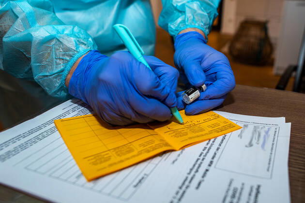 Corona-Schutzimpfung in einem Seniorenheim Ein Arzt notiert in dem amtlichen Impfausweis die Nummer der Charge mit dem Impfstoff. In einem Seniorenheim werden die Bewohner gegen eine Infektion mit dem Coronavirus geimpft. Für den Aufbau des Impfschutzes sind mit dem mRNA-Impfstoff von BioNTech zwei Impfungen im Abstand von 21 Tagen notwendig. Rietberg Nordrhein-Westfalen Deutschland Copyright: xInderlied Kirchner-Mediax