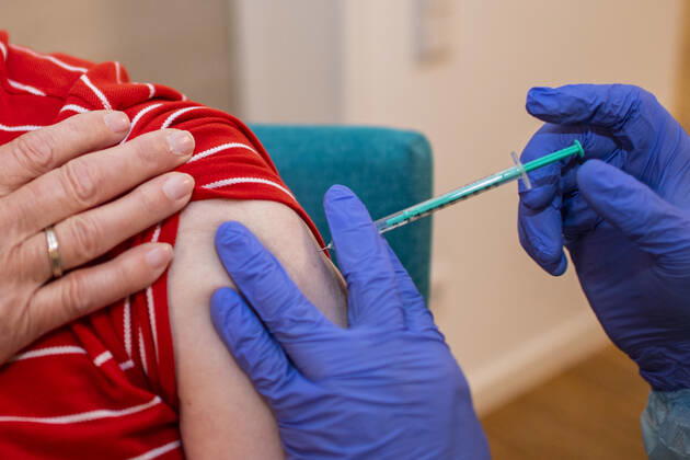 Corona-Schutzimpfung in einem Seniorenheim Ein Arzt setzt die Nadel am Oberarm eines Bewohners eines Altenheims an, der gegen eine Infektion mit dem Coronavirus geimpft wird. In einem Seniorenheim werden die Bewohner gegen eine Infektion mit dem Coronavirus geimpft. Für den Aufbau des Impfschutzes sind mit dem mRNA-Impfstoff von BioNTech zwei Impfungen im Abstand von 21 Tagen notwendig. Rietberg Nordrhein-Westfalen Deutschland Copyright: xInderlied Kirchner-Mediax