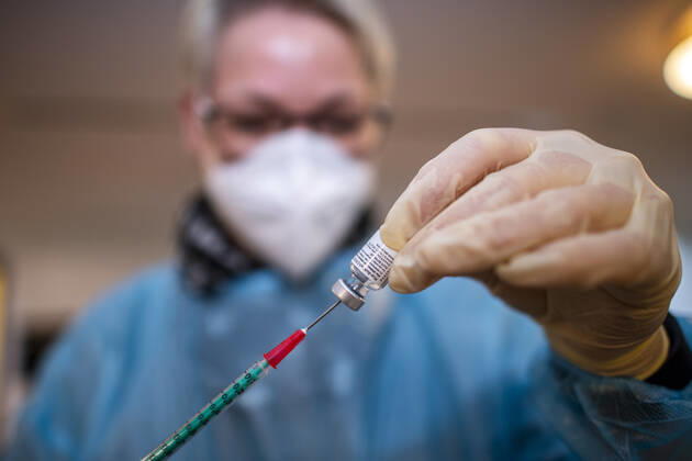 Corona-Schutzimpfung in einem Seniorenheim Eine Arzthelferin zieht eine Spritze mit dem Corona-Impfstoff von BioNTech Pfizer auf. In einem Seniorenheim werden die Bewohner gegen eine Infektion mit dem Coronavirus geimpft. Für den Aufbau des Impfschutzes sind mit dem mRNA-Impfstoff von BioNTech zwei Impfungen im Abstand von 21 Tagen notwendig. Rietberg Nordrhein-Westfalen Deutschland Copyright: xInderlied Kirchner-Mediax