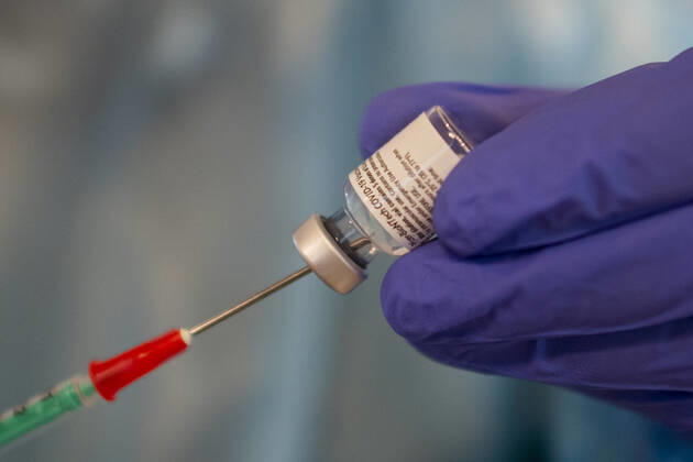 Corona-Schutzimpfung in einem Seniorenheim Eine Arzthelferin zieht eine Spritze mit dem Corona-Impfstoff von BioNTech Pfizer auf. In einem Seniorenheim werden die Bewohner gegen eine Infektion mit dem Coronavirus geimpft. Für den Aufbau des Impfschutzes sind mit dem mRNA-Impfstoff von BioNTech zwei Impfungen im Abstand von 21 Tagen notwendig. Rietberg Nordrhein-Westfalen Deutschland Copyright: xInderlied Kirchner-Mediax