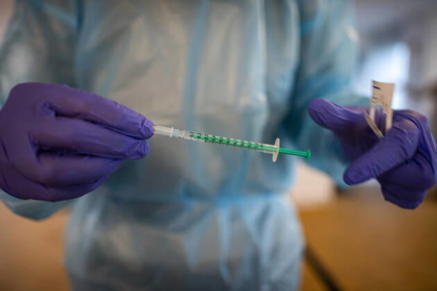 Corona-Schutzimpfung in einem Seniorenheim Eine Arzthelferin zieht eine Spritze mit dem Corona-Impfstoff von BioNTech Pfizer auf. In einem Seniorenheim werden die Bewohner gegen eine Infektion mit dem Coronavirus geimpft. Für den Aufbau des Impfschutzes sind mit dem mRNA-Impfstoff von BioNTech zwei Impfungen im Abstand von 21 Tagen notwendig. Rietberg Nordrhein-Westfalen Deutschland Copyright: xInderlied Kirchner-Mediax
