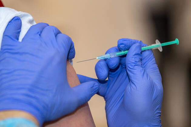 Corona-Schutzimpfung in einem Seniorenheim Ein Arzt setzt die Nadel am Oberarm eines Bewohners eines Altenheims an, der gegen eine Infektion mit dem Coronavirus geimpft wird. In einem Seniorenheim werden die Bewohner gegen eine Infektion mit dem Coronavirus geimpft. Für den Aufbau des Impfschutzes sind mit dem mRNA-Impfstoff von BioNTech zwei Impfungen im Abstand von 21 Tagen notwendig. Rietberg Nordrhein-Westfalen Deutschland Copyright: xInderlied Kirchner-Mediax