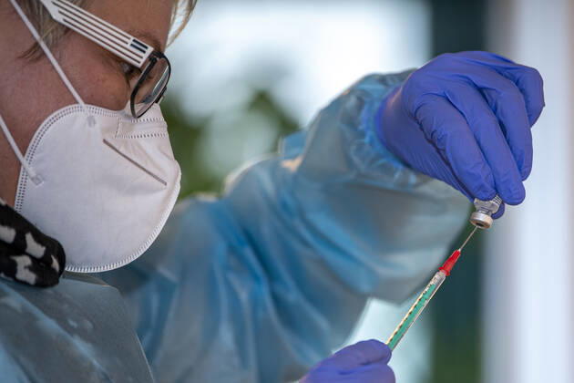 Corona-Schutzimpfung in einem Seniorenheim Eine Arzthelferin zieht eine Spritze mit dem Corona-Impfstoff von BioNTech Pfizer auf. In einem Seniorenheim werden die Bewohner gegen eine Infektion mit dem Coronavirus geimpft. Für den Aufbau des Impfschutzes sind mit dem mRNA-Impfstoff von BioNTech zwei Impfungen im Abstand von 21 Tagen notwendig. Rietberg Nordrhein-Westfalen Deutschland Copyright: xInderlied Kirchner-Mediax