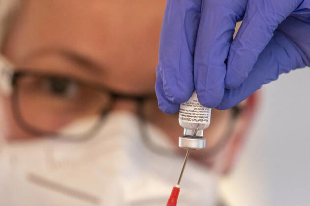 Corona-Schutzimpfung in einem Seniorenheim Eine Arzthelferin zieht eine Spritze mit dem Corona-Impfstoff von BioNTech Pfizer auf. In einem Seniorenheim werden die Bewohner gegen eine Infektion mit dem Coronavirus geimpft. Für den Aufbau des Impfschutzes sind mit dem mRNA-Impfstoff von BioNTech zwei Impfungen im Abstand von 21 Tagen notwendig. Rietberg Nordrhein-Westfalen Deutschland Copyright: xInderlied Kirchner-Mediax