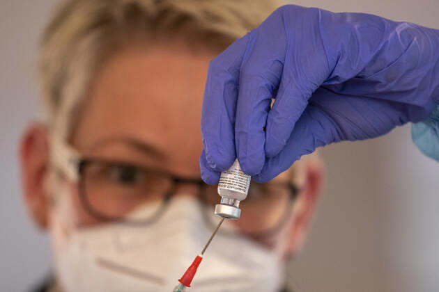 Corona-Schutzimpfung in einem Seniorenheim Eine Arzthelferin zieht eine Spritze mit dem Corona-Impfstoff von BioNTech Pfizer auf. In einem Seniorenheim werden die Bewohner gegen eine Infektion mit dem Coronavirus geimpft. Für den Aufbau des Impfschutzes sind mit dem mRNA-Impfstoff von BioNTech zwei Impfungen im Abstand von 21 Tagen notwendig. Rietberg Nordrhein-Westfalen Deutschland Copyright: xInderlied Kirchner-Mediax