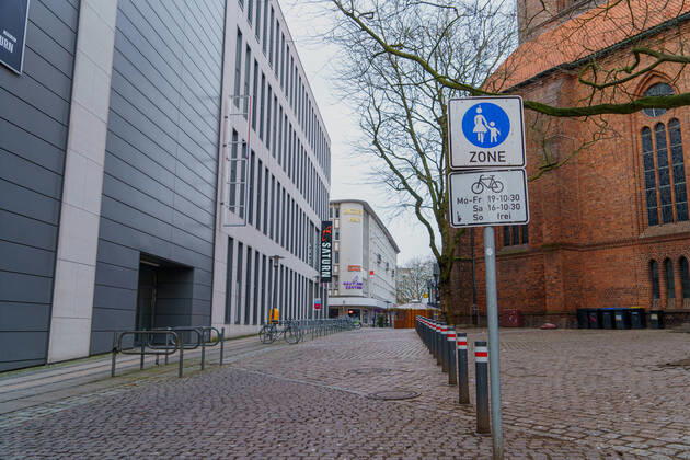 Kieler Innenstadt während des Corona-Lockdowns im Januar 2021 weitgehend leere Straßen -;Kieler Innenstadt während des Corona-Lockdowns im Januar 2021 weitgehend leere Straßen -, Kiel Schleswig-Holstein Deutschland Innenstadt