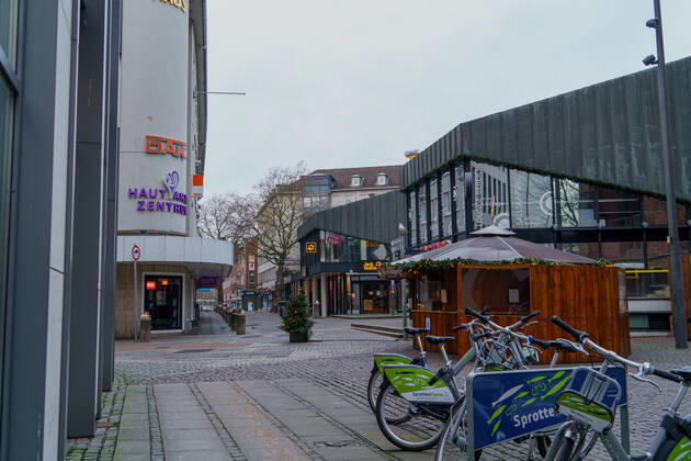 Kieler Innenstadt während des Corona-Lockdowns im Januar 2021 weitgehend leere Straßen -;Kieler Innenstadt während des Corona-Lockdowns im Januar 2021 weitgehend leere Straßen -, Kiel Schleswig-Holstein Deutschland Innenstadt