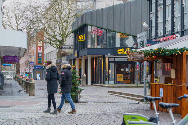 Kieler Innenstadt während des Corona-Lockdowns im Januar 2021 weitgehend leere Straßen -;Kieler Innenstadt während des Corona-Lockdowns im Januar 2021 weitgehend leere Straßen -, Kiel Schleswig-Holstein Deutschland Innenstadt