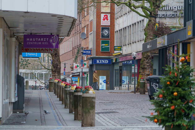 Kieler Innenstadt während des Corona-Lockdowns im Januar 2021 weitgehend leere Straßen -;Kieler Innenstadt während des Corona-Lockdowns im Januar 2021 weitgehend leere Straßen -, Kiel Schleswig-Holstein Deutschland Innenstadt