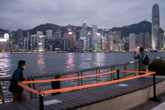 January 10, 2021, Hong Kong, Hong Kong: People wearing face masks as a precaution against the spread of Covid-19 walk past a social distancing marker at Victoria Harbour. Hong Kong Hong Kong - ZUMAs197 20210110_zaa_s197_055 Copyright: xIsaacxWongx