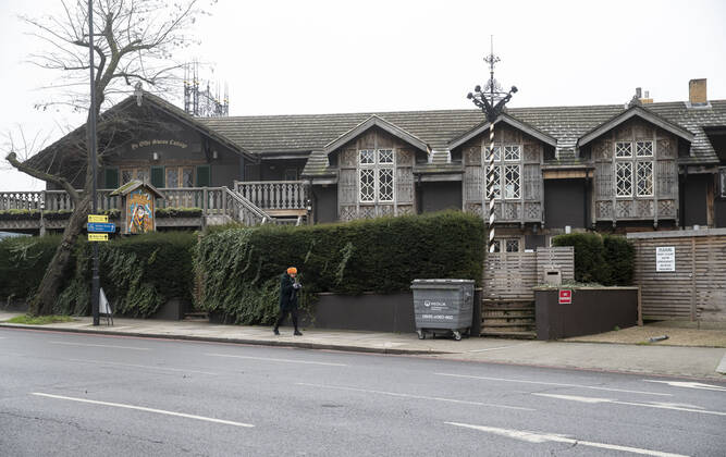 (210110) -- LONDON, Jan. 10, 2021 -- A woman walks past a closed pub in London, Britain, Jan. 10, 2021. The coronavirus-related deaths in Britain surpassed 80,000 on Saturday with another 1,035 reported in the country. ) BRITAIN-LONDON-COVID-19-CASES HanxYan 