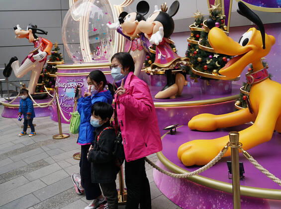 (210110) -- HONG KONG, Jan. 10, 2021 -- People pose for a photo with cartoon characters in south China s Hong Kong, Jan. 10, 2021. Hong Kong s Center for Health Protection (CHP) reported 31 additional confirmed cases of COVID-19 on Sunday, taking its total tally to 9,242. ) CHINA-HONG KONG-COVID-19-CASES LixGang 