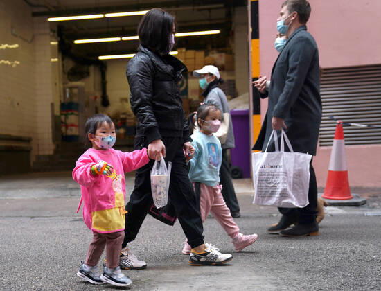 (210110) -- HONG KONG, Jan. 10, 2021 -- People wearing face masks walk on a street in south China s Hong Kong, Jan. 10, 2021. Hong Kong s Center for Health Protection (CHP) reported 31 additional confirmed cases of COVID-19 on Sunday, taking its total tally to 9,242. ) CHINA-HONG KONG-COVID-19-CASES LixGang
