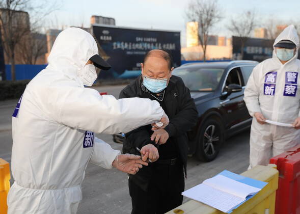 (210110) -- SHIJIAZHUANG, Jan. 10, 2021 -- Police officers stand guards on a street in Shijiazhuang, north China s Hebei Province, Jan. 10, 2021. In order to stop the spread of the epidemic, the police in Shijiazhuang stick to their posts on Sunday, the day marking the first Chinese People s Police Day. ) CHINA-HEBEI-SHIJIAZHUANG-POLICE DAY-COVID-19 (CN) YangxShiyao 