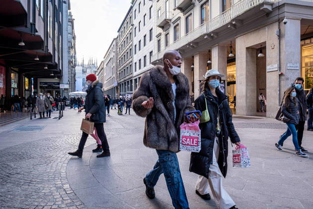 Milan - Covid-19 - Daily life in the center. Crowd people shopping and strolling Editorial Usage Only  Copyright: xMarcoxPassarox xIPAx
