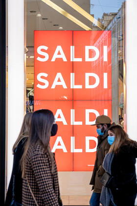 Milan - Covid-19 - Daily life in the center. Crowd people shopping and strolling Editorial Usage Only  Copyright: xMarcoxPassarox xIPAx
