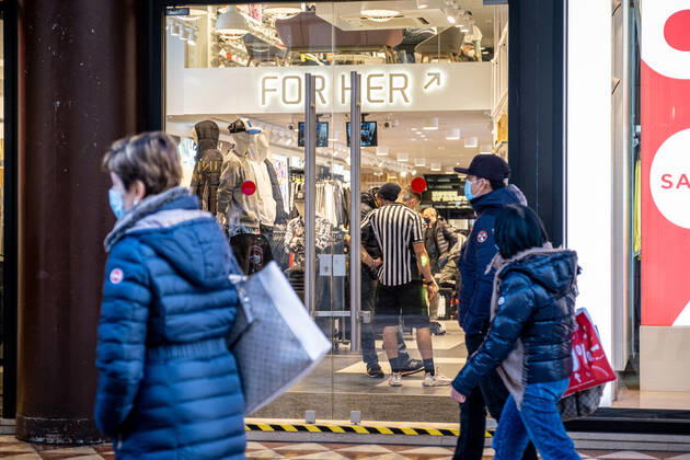 Milan - Covid-19 - Daily life in the center. Crowd people shopping and strolling Editorial Usage Only  Copyright: xMarcoxPassarox xIPAx