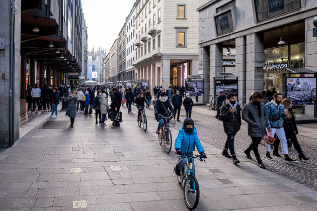 Milan - Covid-19 - Daily life in the center. Crowd people shopping and strolling Editorial Usage Only  Copyright: xMarcoxPassarox xIPAx