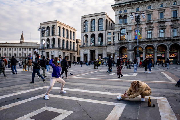 Milan - Covid-19 - Daily life in the center. Crowd people shopping and strolling Editorial Usage Only  Copyright: xMarcoxPassarox xIPAx