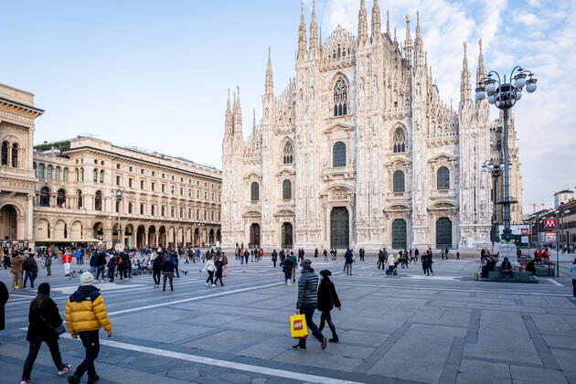 Milan - Covid-19 - Daily life in the center. Crowd people shopping and strolling Editorial Usage Only  Copyright: xMarcoxPassarox xIPAx