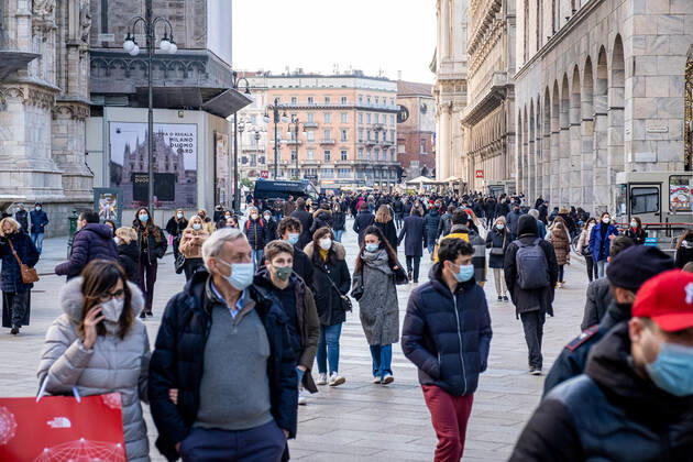 Milan - Covid-19 - Daily life in the center. Crowd people shopping and strolling Editorial Usage Only  Copyright: xMarcoxPassarox xIPAx