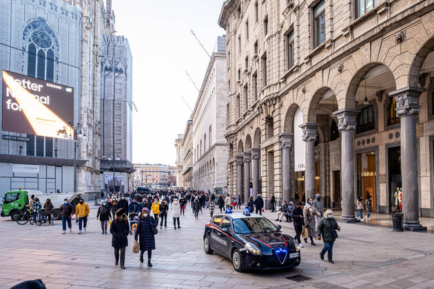 Milan - Covid-19 - Daily life in the center. Crowd people shopping and strolling Editorial Usage Only  Copyright: xMarcoxPassarox xIPAx