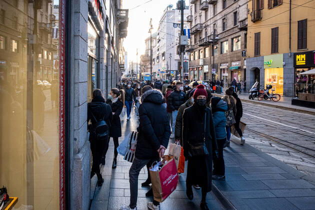 Milan - Covid-19 - Daily life in the center. Crowd people shopping and strolling Editorial Usage Only  Copyright: xMarcoxPassarox xIPAx