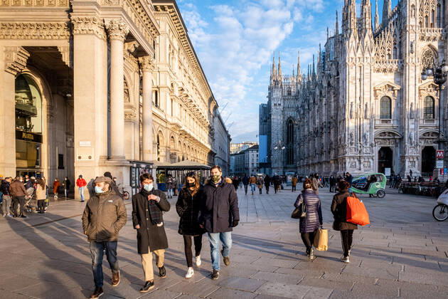 Milan - Covid-19 - Daily life in the center. Crowd people shopping and strolling Editorial Usage Only  Copyright: xMarcoxPassarox xIPAx