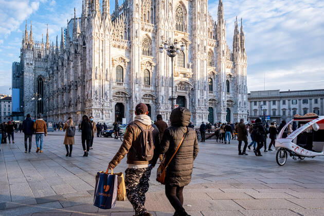 Milan - Covid-19 - Daily life in the center. Crowd people shopping and strolling Editorial Usage Only  Copyright: xMarcoxPassarox xIPAx