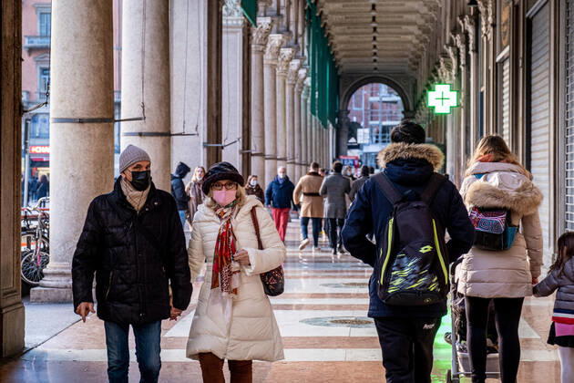 Milan - Covid-19 - Daily life in the center. Crowd people shopping and strolling Editorial Usage Only  Copyright: xMarcoxPassarox xIPAx