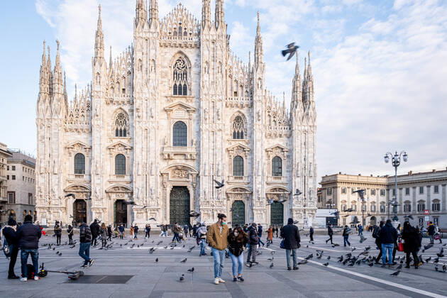 Milan - Covid-19 - Daily life in the center. Crowd people shopping and strolling Editorial Usage Only  Copyright: xMarcoxPassarox xIPAx