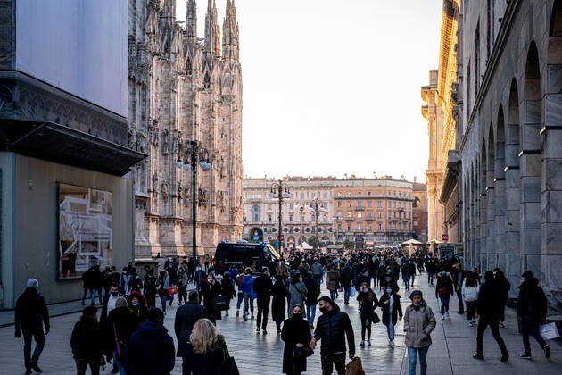 Milan - Covid-19 - Daily life in the center. Crowd people shopping and strolling Editorial Usage Only  Copyright: xMarcoxPassarox xIPAx