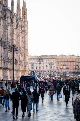 Milan - Covid-19 - Daily life in the center. Crowd people shopping and strolling Editorial Usage Only  Copyright: xMarcoxPassarox xIPAx