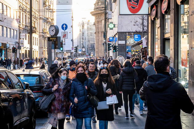 News Bilder des Tages Milan - Covid-19 - Daily life in the center. Crowd people shopping and strolling Editorial Usage Only  Copyright: xMarcoxPassarox xIPAx