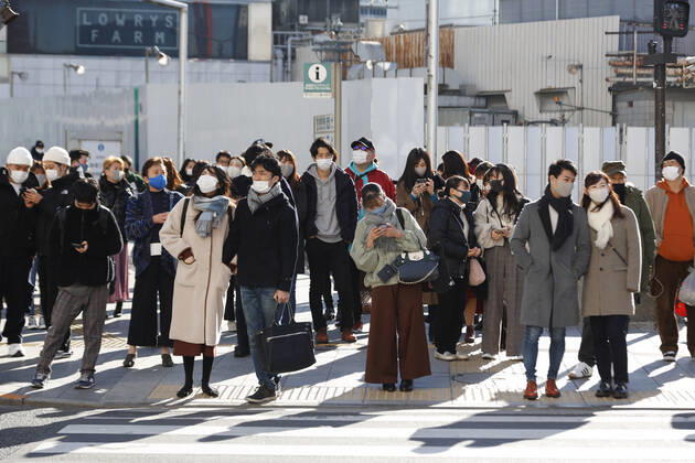 January 10, 2021, Tokyo, Japan: Pedestrians wearing face masks wait to cross a road in Tokyo s Shinjuku ward. Tokyo reported 1,494 new COVID-19 cases on January 10; following four days of over 2,000 cases, the daily infections count dropped for the first time after the state of emergency was declared in Tokyo, Kanagawa, Saitama, and Chiba prefectures. Tokyo Japan - ZUMAm191 20210110_zap_m191_005 Copyright: xRodrigoxReyesxMarinx
