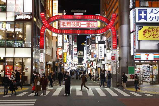 News Bilder des Tages January 10, 2021, Tokyo, Japan: People wearing face masks gather in Kabukicho, the red-light district of the capital. Tokyo reported 1,494 new COVID-19 cases on January 10; following four days of over 2,000 cases, the daily infections count dropped for the first time after the state of emergency was declared in Tokyo, Kanagawa, Saitama, and Chiba prefectures. Tokyo Japan - ZUMAm191 20210110_zap_m191_011 Copyright: xRodrigoxReyesxMarinx