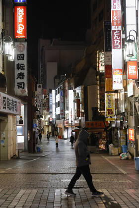 January 10, 2021, Tokyo, Japan: Fewer people than normal are seen at Shinjuku s shopping area after the establishments closed at 8 pm to stop the COVID-19 infections. Tokyo reported 1,494 new COVID-19 cases on January 10; following four days of over 2,000 cases, the daily infections count dropped for the first time after the state of emergency was declared in Tokyo, Kanagawa, Saitama, and Chiba prefectures. Tokyo Japan - ZUMAm191 20210110_zap_m191_022 Copyright: xRodrigoxReyesxMarinx
