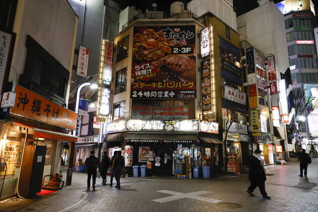 January 10, 2021, Tokyo, Japan: Fewer people than normal are seen at Shinjuku s shopping area after the establishments closed at 8 pm to stop the COVID-19 infections. Tokyo reported 1,494 new COVID-19 cases on January 10; following four days of over 2,000 cases, the daily infections count dropped for the first time after the state of emergency was declared in Tokyo, Kanagawa, Saitama, and Chiba prefectures. Tokyo Japan - ZUMAm191 20210110_zap_m191_024 Copyright: xRodrigoxReyesxMarinx