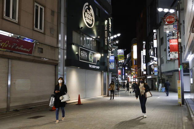 January 10, 2021, Tokyo, Japan: Fewer people than normal are seen at Shinjuku s shopping area after the establishments closed at 8 pm to stop the COVID-19 infections. Tokyo reported 1,494 new COVID-19 cases on January 10; following four days of over 2,000 cases, the daily infections count dropped for the first time after the state of emergency was declared in Tokyo, Kanagawa, Saitama, and Chiba prefectures. Tokyo Japan - ZUMAm191 20210110_zap_m191_025 Copyright: xRodrigoxReyesxMarinx
