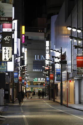 January 10, 2021, Tokyo, Japan: Fewer people than normal are seen at Shinjuku s shopping area after the establishments closed at 8 pm to stop the COVID-19 infections. Tokyo reported 1,494 new COVID-19 cases on January 10; following four days of over 2,000 cases, the daily infections count dropped for the first time after the state of emergency was declared in Tokyo, Kanagawa, Saitama, and Chiba prefectures. Tokyo Japan - ZUMAm191 20210110_zap_m191_027 Copyright: xRodrigoxReyesxMarinx
