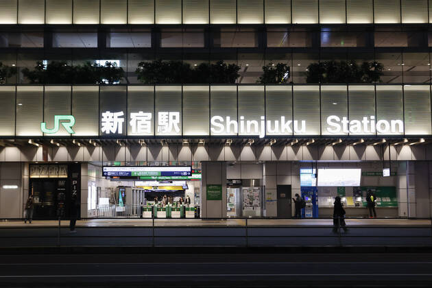 January 10, 2021, Tokyo, Japan: Fewer people than normal are seen outside Shinjuku Station after the establishments closed at 8 pm to stop the COVID-19 infections. Tokyo reported 1,494 new COVID-19 cases on January 10; following four days of over 2,000 cases, the daily infections count dropped for the first time after the state of emergency was declared in Tokyo, Kanagawa, Saitama, and Chiba prefectures. Tokyo Japan - ZUMAm191 20210110_zap_m191_031 Copyright: xRodrigoxReyesxMarinx
