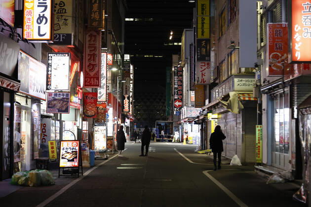 January 10, 2021, Tokyo, Japan: Fewer people than normal are seen at Shinjuku s shopping area after the establishments closed at 8 pm to stop the COVID-19 infections in the capital. Tokyo reported 1,494 new COVID-19 cases on January 10; following four days of over 2,000 cases, the daily infections count dropped for the first time after the state of emergency was declared in Tokyo, Kanagawa, Saitama, and Chiba prefectures. Tokyo Japan - ZUMAm191 20210110_zap_m191_033 Copyright: xRodrigoxReyesxMarinx