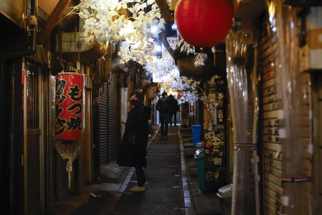 January 10, 2021, Tokyo, Japan: Fewer people than normal are seen at Omoide Yokocho after the establishments closed at 8 pm to stop the COVID-19 infections in the capital. Tokyo reported 1,494 new COVID-19 cases on January 10; following four days of over 2,000 cases, the daily infections count dropped for the first time after the state of emergency was declared in Tokyo, Kanagawa, Saitama, and Chiba prefectures. Tokyo Japan - ZUMAm191 20210110_zap_m191_034 Copyright: xRodrigoxReyesxMarinx