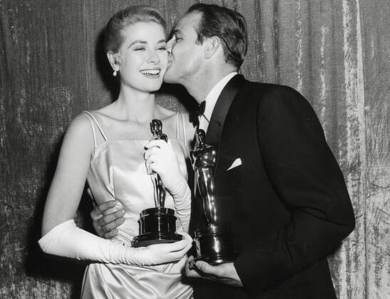 OSCARS. Bester Hauptdarsteller. Preisträger 1951-1960 Archivbilder der Woche KW54 Grace Kelly holds her Best Actress Oscar for her performance in The Country Girl and Marlon Brando holds his Best Actor award for On The Warefront at The 27th Annual Academy Awards held at the RKO Pantages Theatre on March 30, 1955. File Reference 34082-018THA Hollywood CA USA  Copyright: xCinemaxPublishersxCollection xThexHollywoodxArchivex 34082018THA